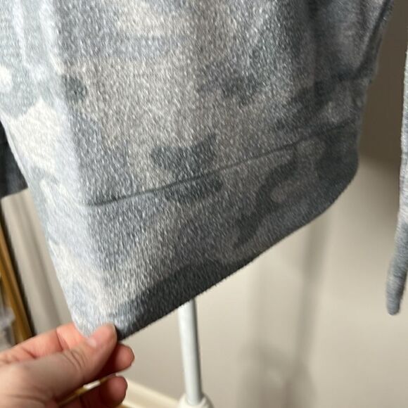 Women’s Medium Olive and Oak Camo Crew - Picture 4 of 5